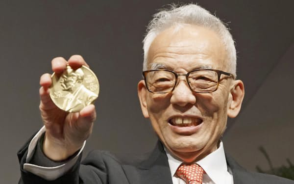 ノーベル物理学賞のメダルを手に笑顔を見せる真鍋淑郎・米プリンストン大 上席研究員（6日、米ワシントンの科学アカデミー）＝共同
