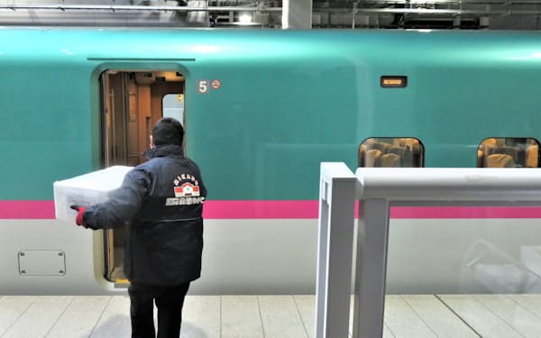 JR東日本とJR北海道は、東北・北海道新幹線を使った食品などの輸送に力を入れている（新函館北斗駅）