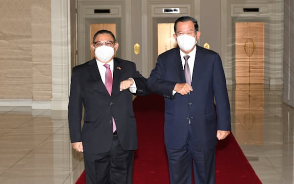 ミャンマー国軍が外相に任命したワナマウンルウィン氏㊧はカンボジアのフン・セン首相と会談した（７日、プノンペン）＝ロイター