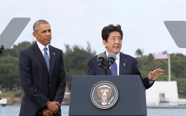 慰霊を終え、演説する安倍首相とオバマ米大統領（2016年12月、米ハワイ州オアフ島）
