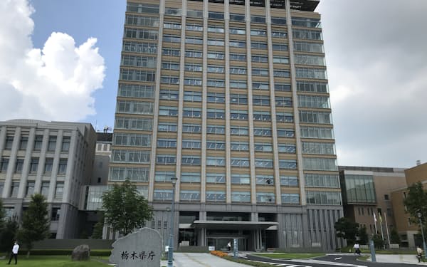 栃木県庁の外観（2021年７月、宇都宮市）