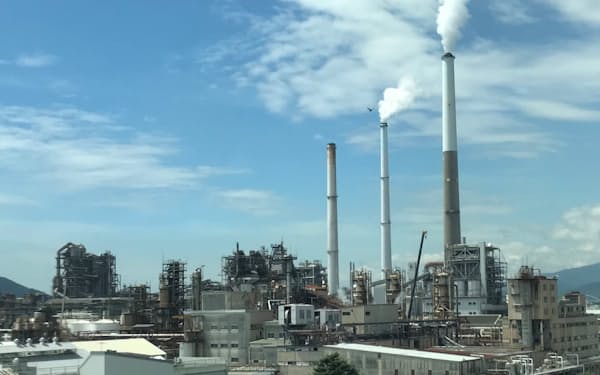 コンビナートの石炭火力自家発電所はバイオマス混焼比率を高めている（山口県周南市）
