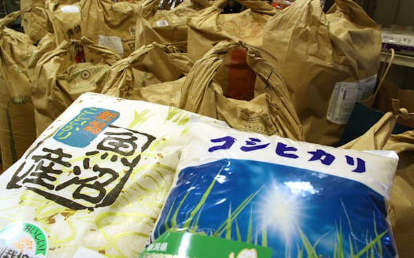 新潟県産のコシヒカリは欠かせない定  番商品だ（都内の米穀店）