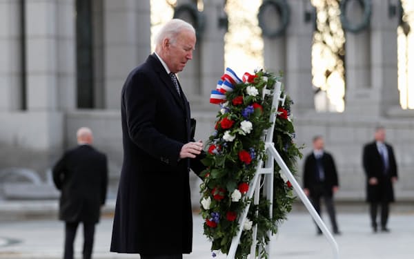 バイデン米大統領は真珠湾攻撃80年にあたり第２次世界大戦記念碑に献花した＝ロイター