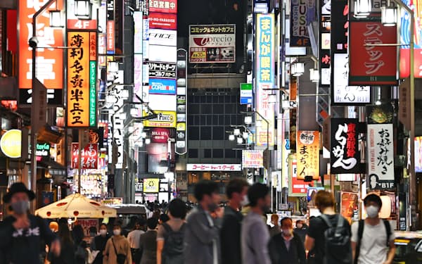 東京・新宿の繁華街を歩く人たち