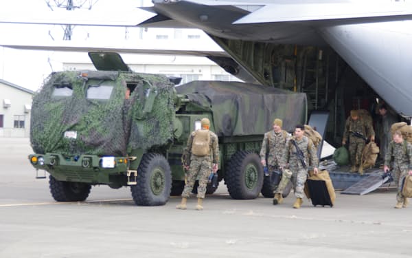 米海兵隊が空輸したロケット砲システムが自衛隊基地に到着した（7日、青森県八戸市）