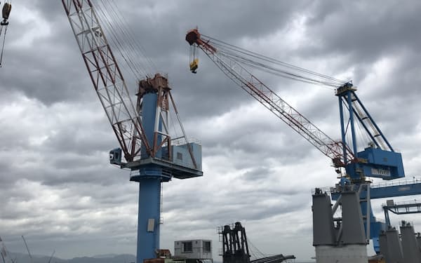 真鍋造機の製品積み出し用の大型クレーン(愛媛県西条市)