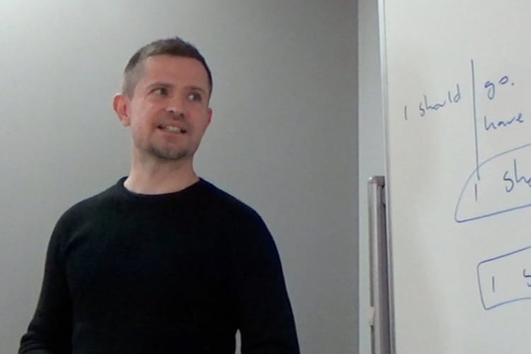 豪州出身の人気英語ユーチューバーが教える 英語が口からパッと出る3つのコツ Nikkeiリスキリング 豪州出身の人気英語ユーチューバーが教える 英語が口からパッと出る3つのコツ Nikkeiリスキリング