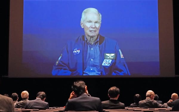 ビデオメッセージで講演するビル・ネルソン米航空宇宙局（NASA）長官（8日、東京都中央区）