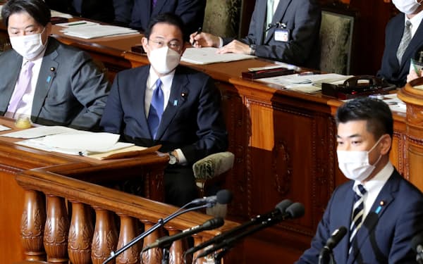 衆院本会議で立憲民主・泉代表の質問を聞く岸田首相（8日）