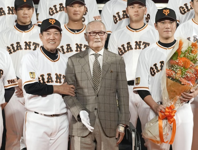 長嶋茂雄元監督 巨人ファン感謝祭に登場 日本経済新聞 長嶋茂雄元監督 巨人ファン感謝祭に登場 日本経済新聞