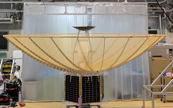 QPS研究所の衛星。パラボナアンテナを搭載する点が特徴