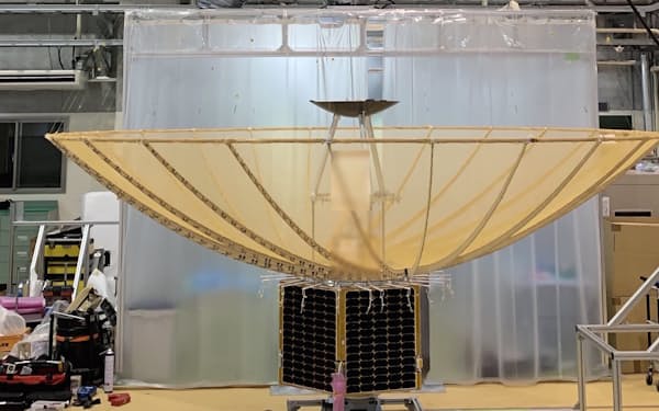 QPS研究所の衛星。パラボナアンテナを搭載する点が特徴