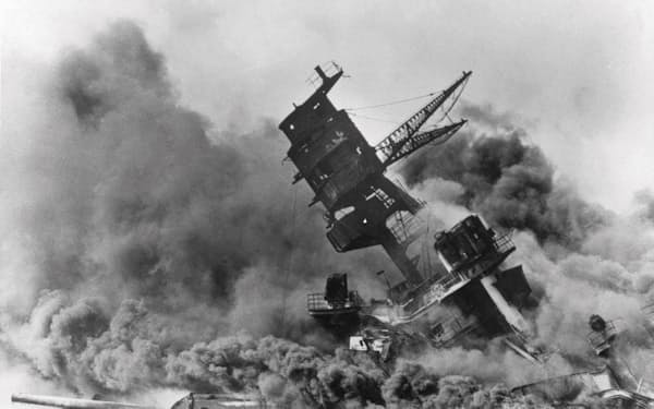 1941年12月7日、真珠湾攻撃で撃沈される戦艦アリゾナ＝AP