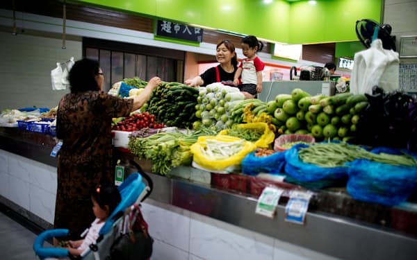 生鮮野菜は3割、鶏卵は2割上昇した（上海市）＝ロイター