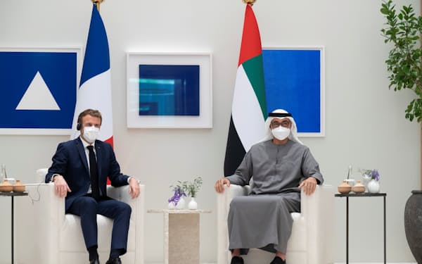 UAEの首都があるアブダビ首長国のムハンマド皇太子㊨と会談したフランスのマクロン大統領（3日、アブダビ）=ロイター