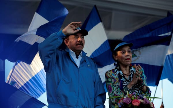 ニカラグアのオルテガ大統領（左）＝ロイター