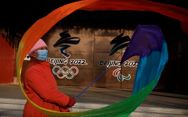 中国は北京冬季五輪の成功を目指す（8日、北京の公園のロゴ）＝ロイター