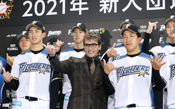 日本ハムの新入団発表会見でポーズをとる(手前左から)達孝太投手、新庄監督、有薗直輝内野手ら=共同