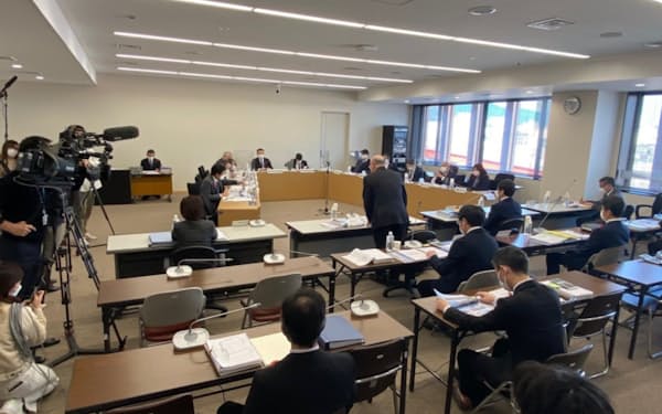 区域整備計画の素案が提示された、長崎県議会総務委員会（10日、長崎市）