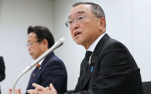 22年度の与党税制改正大綱が決定し、記者会見する自民税調の宮沢会長㊨と公明税調の西田会長(10日、国会内)