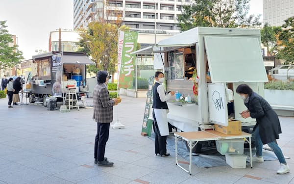 ランチタイムの街角で営業するキッチンカー（12月、横浜市内）