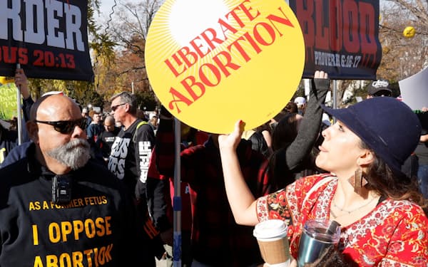 中絶の権利擁護派と反対派は激しく対立している＝ロイター