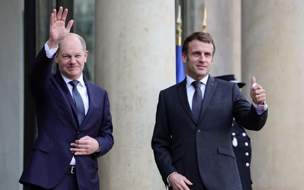 10日にパリで会談したショルツ独首相㊧とマクロン仏大統領＝ロイター