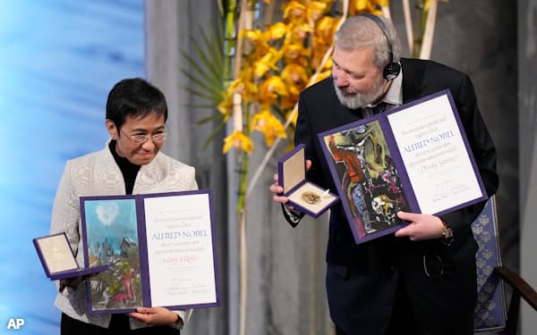 10日、ノーベル平和賞の授賞式に出席したマリア・レッサ氏㊧とドミトリー・ムラトフ氏(オスロ)=AP