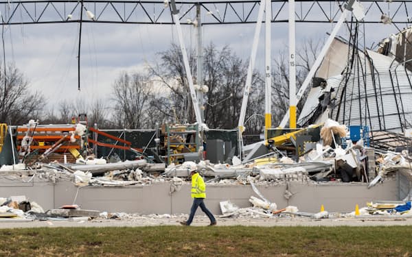 竜巻被害で崩  壊したアマゾンの物流倉庫（11日、米イリノイ州）＝ロイター