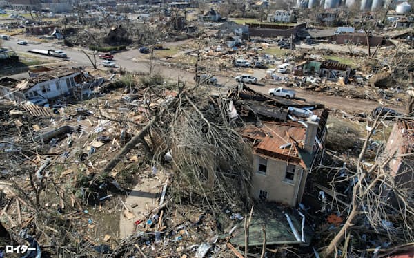 11日、竜巻の被害にあった米ケンタッキー州メイフィールドの住宅地=ロイター