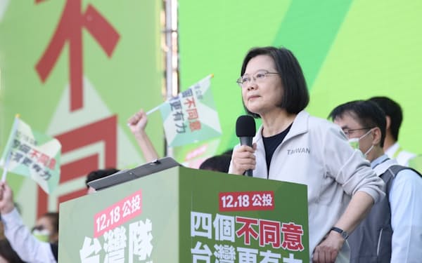 蔡英文総統は連日、住民投票で国民党の提案に同意しないよう必死で訴えている(12日、台南市)=民進党提供