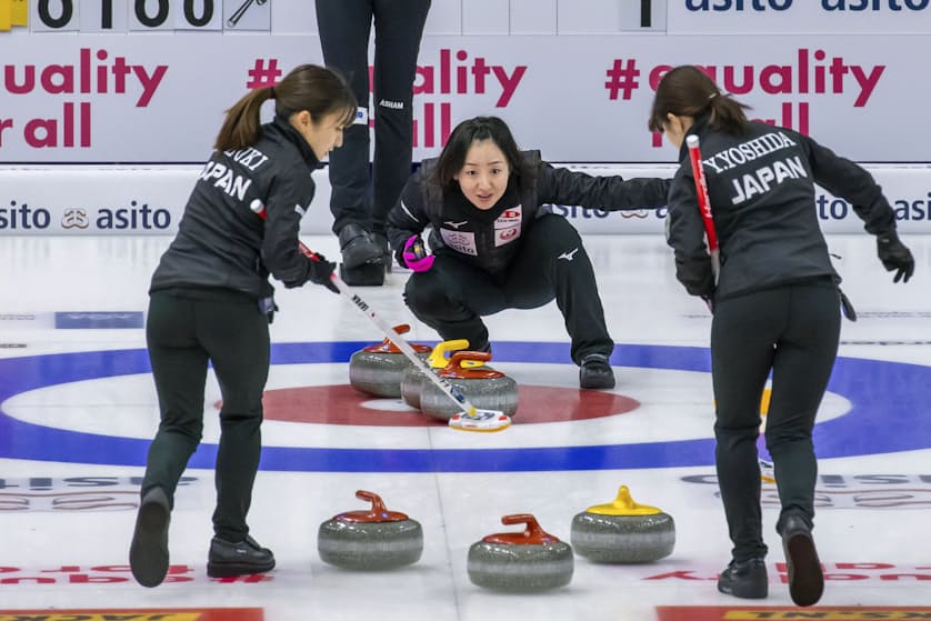 カーリング男子は黒星先行 五輪最終予選 女子3連勝 日本経済新聞 カーリング男子は黒星先行 五輪最終予選 女子3連勝 日本経済新聞