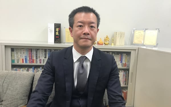 「独自の海外研修で学生の視野を広げる努力をしてきた」と語る、西田優・キャリア支援センター長