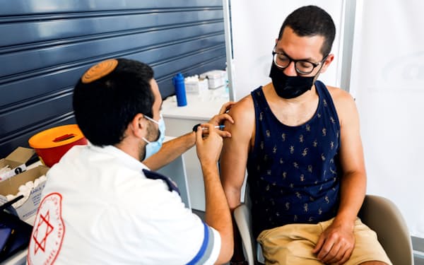 8月、イスラエルでワクチンの3回目接種を受ける男性＝ロイター