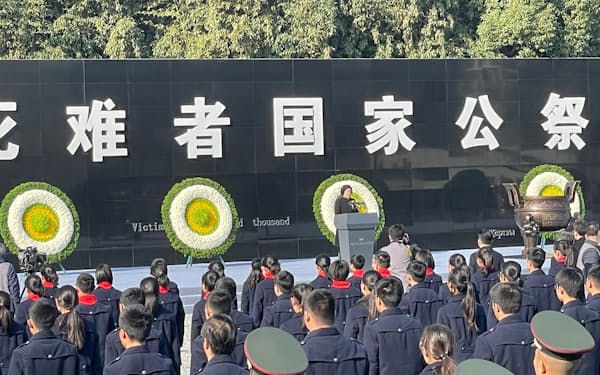 「南京事件」の追悼式典で演説する孫春蘭副首相（13日、南京）