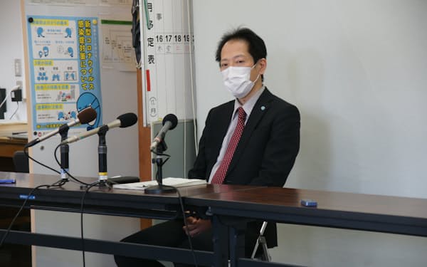 オミクロン型の濃厚接触者を高知県内で確認したと発表する高知県職員(13日、高知県庁）