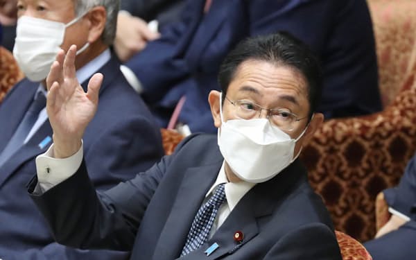 衆院予算委で挙手する岸田首相（13日午前）