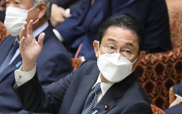 衆院予算委で挙手する岸田首相（13日）