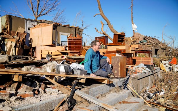 米国で発生した季節はずれの大規模な竜巻は多くの建物を破壊した（米ケンタッキー州）＝ロイター