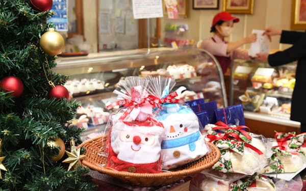 クリスマスの商品で彩られたケーキ店(13日、東京都武蔵野市)