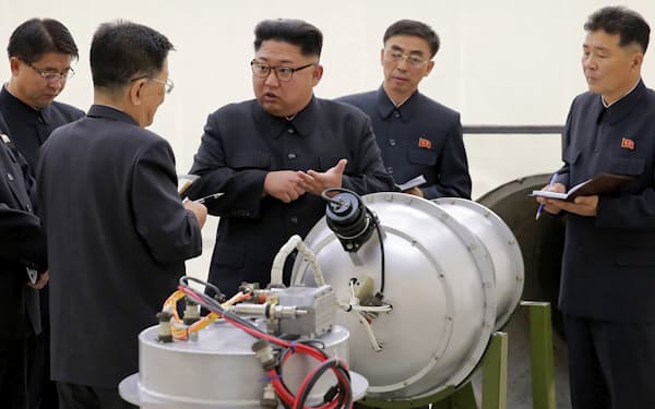 2017年3月、核の開発現場を視察した金正恩氏＝朝鮮中央通信・AP