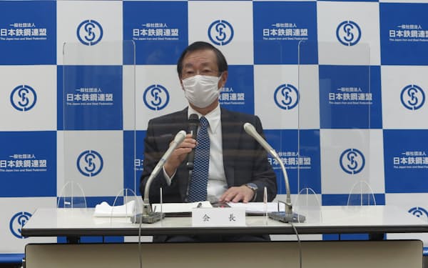 橋本会長は国内粗鋼生産の見通しを示した（14日、東京都中央区）