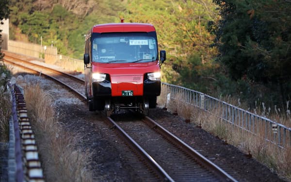 運行開始に向けて試乗運転をする阿佐海岸鉄道のDMV（14日、徳島県海陽町）