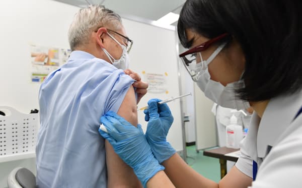 大規模接種が始まり、新型コロナウイルスワクチンの接種を受ける高齢者（24日午前、東京都千代田区）