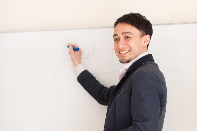 英語が苦手な人でも会話が弾む3つのコツ 人気ユーチューバーのイムランさんに聞く Nikkeiリスキリング 英語が苦手な人でも会話が弾む3つのコツ 人気ユーチューバーのイムランさんに聞く Nikkeiリスキリング