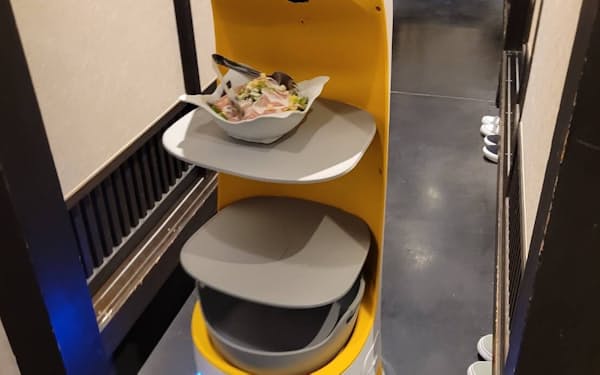居酒屋「光の森ごちそう金之助」では小型ロボットが配膳を担う（熊本県菊陽町）