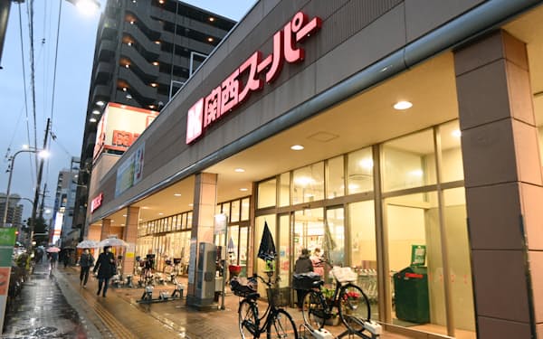 関西スーパーは15日、イズミヤ、阪急オアシスと経営統合した