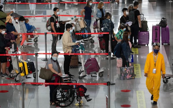 フィリピンでは11月末から入国規制を強化している（マニラのニノイ・アキノ国際空港、1月）＝ロイター