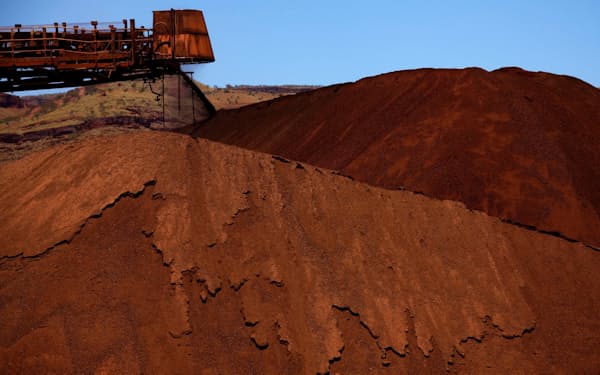 鉄鉱石のスポット価格は今夏の半値以下に下落した（オーストラリア西部の鉱山）＝ロイター